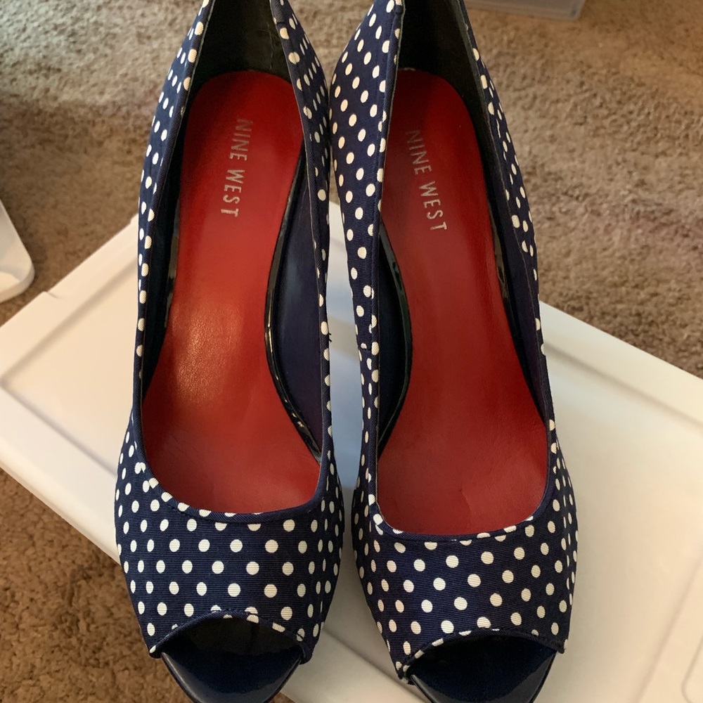 Navy blue/white polka dot pumps